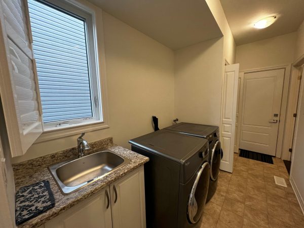 1073 Woodhaven Dr - Laundry 2