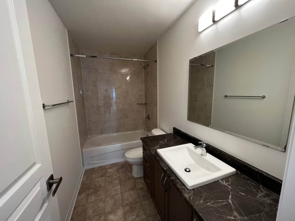 1073 Woodhaven Dr - Second Floor Shared Bathroom
