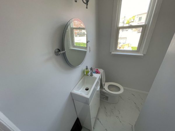 426 MacDonnell St-Bathroom